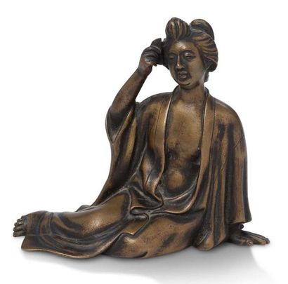 JAPON Okimono en bronze, représentant une geisha en déshabillé, assise au sol, peignant...