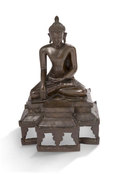 TIBET Sujet en bronze, représentant le Bouddha assis sur une terrasse à étages ajourée...