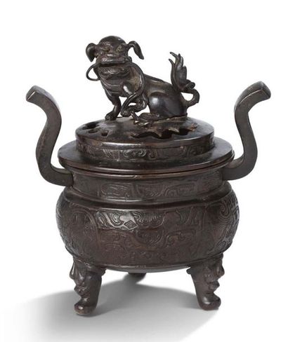 CHINE DU SUD Brûle-parfum tripode de forme Ding, en bronze de patine brune, à décor...