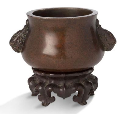 CHINE Small perfume burner in bronze with a reddish brown patina, decorated with...
