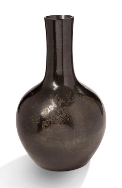 CHINE Grand vase Danping en bronze de patine noire, à décor ciselé d'un Qilin jouant...
