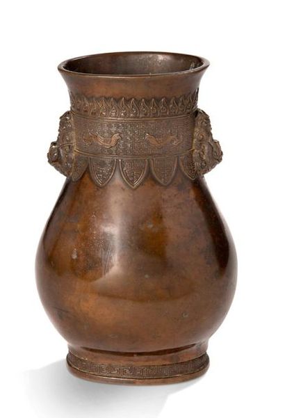 JAPON Vase of flattened Hu shape, in bronze with brown patina, with archaic decoration...