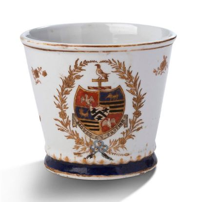 CHINE, DANS LE STYLE DE LA COMPAGNIE DES INDES Pot en porcelaine, à décor émaillé...