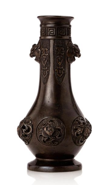 CHINE Petit vase à long col, pour le matériel à encens, en bronze de patine brune,...