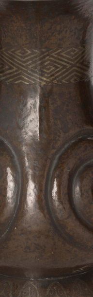 CHINE Grand vase en bronze de belle patine, de forme archaïsante à ouverture reprenant...