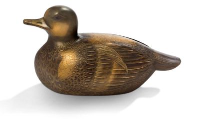JAPON Okimono en forme de canard en bois laqué or et brun.
L. 27,5 cm (Restauration...