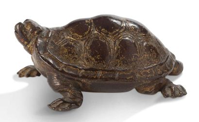 CHINE Bronze turtle with traces of gold lacquer on a brown background.
L. 9 cm (Shock...