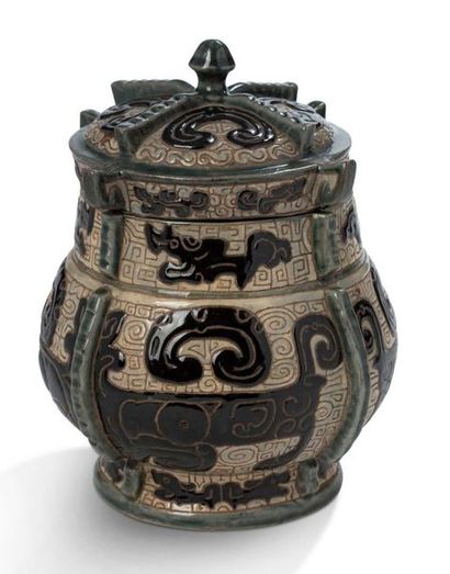 VIETNAM Pot couvert de Bien Hoa en grès émaillé polychrome, à l'imitation d'un bronze...