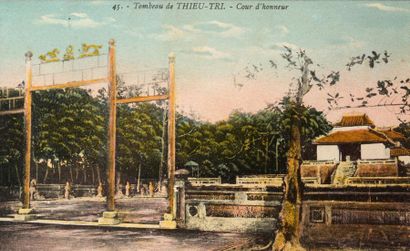 VIETNAM Ensemble de six cartes postales colorisées, représentant les tombeaux de...