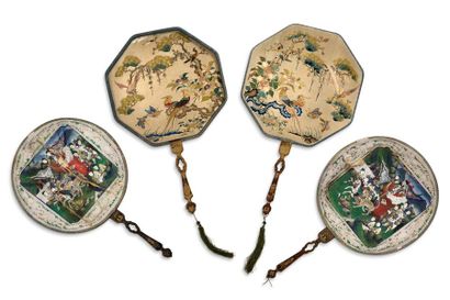 CHINE, CANTON Set of two pairs of flat fans, one with an octagonal screen, in silk...