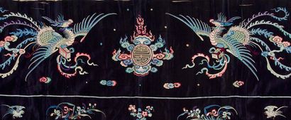 CHINE DU SUD - VIETNAM Panneau horizontal en soie bleu nuit brodé aux fils polychromes...
