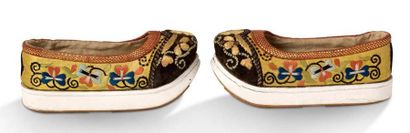CHINE Pair of children's shoes in canvas embroidered with flowers, on a thick sole,...
