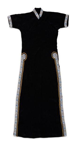 CHINE Straight dress with small sleeves, in black silk crepe, the collar, sleeves...