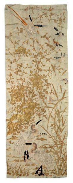 CHINE DU SUD, CANTON Set of two vertical silk panels embroidered with gold and polychrome...