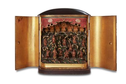 JAPON Butsudan in black lacquered wood (ro-iro) on the outside, gold on the inside,...