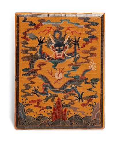 CHINE Boîte en laque tianqi à décor d'un dragon à cinq griffes poursuivant le joyau...