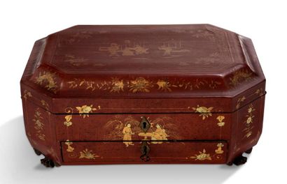 CHINE, CANTON Red and gold lacquered wood sewing box with painted and gilded decoration...