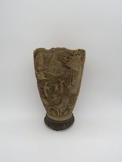 null Chine, deuxième moitié du XXe siècle

Vase de teinte beige, en poudre de pierre...