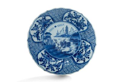 null Chine, XIXe siècle

Lot de deux assiettes en porcelaine bleu-blanc, l'une ornée...