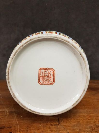 null Chine, vers 1970

Vase en porcelaine de Canton à scènes de personnages, objets...