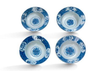 null Vietnam, fin XIXe siècle

Quatre coupes creuses en porcelaine, à décor en bleu...