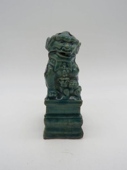 null Chine, vers 1900

Porte-baguettes à encens en grès émaillé turquoise, représentant...
