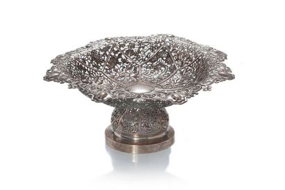 null China, late 19th-early 20th century 

Silver bowl on a pedestal, entirely openwork,...