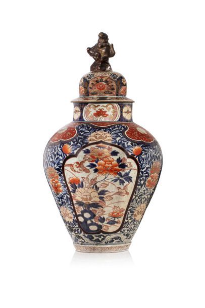 null Japan, 18th century

Large Imari vase in polychrome, blue and gold enamelled...