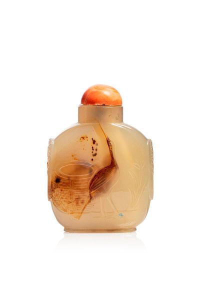 null China, 20th century

Flat snuffbox bottle in brown veined agate, decorated in...