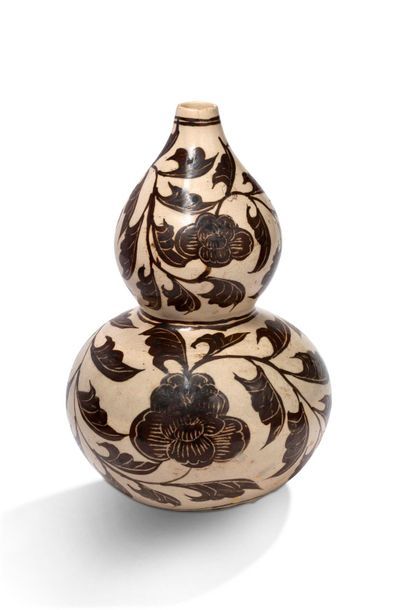 null Chine, XXe siècle 

Vase double-gourde en céramique émaillée crème, de style...