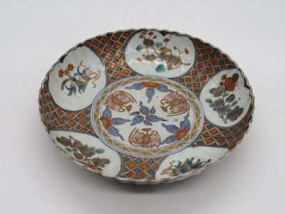 null Japon, XIXe siècle

Plat en porcelaine d'Imari à décor de phenix en médaillon...