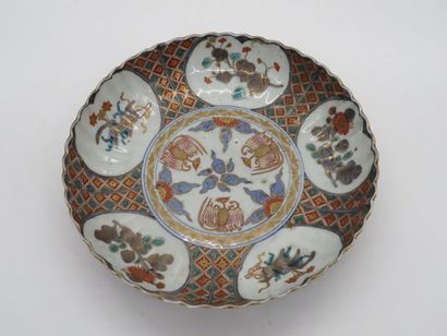 null Japon, XIXe siècle

Plat en porcelaine d'Imari à décor de phenix en médaillon...
