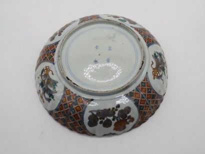 null Japon, XIXe siècle

Plat en porcelaine d'Imari à décor de phenix en médaillon...