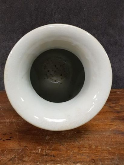 null Chine, deuxième moitié XXe siècle

Vase balustre en porcelaine et émail sang-de-boeuf.



H....