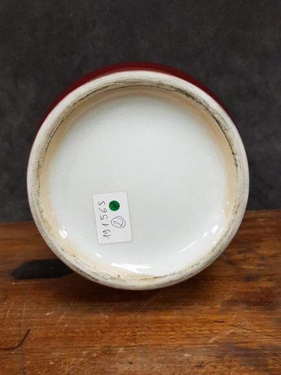 null Chine, deuxième moitié XXe siècle

Vase balustre en porcelaine et émail sang-de-boeuf.



H....