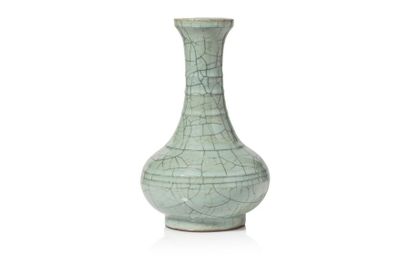 null Chine, XXe siècle 

Vase à large panse et haut col annelé en porcelaine émaillée...