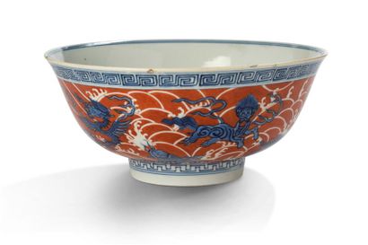CHINE, période République Grande coupe en porcelaine émaillée en bleu sous couverte,...