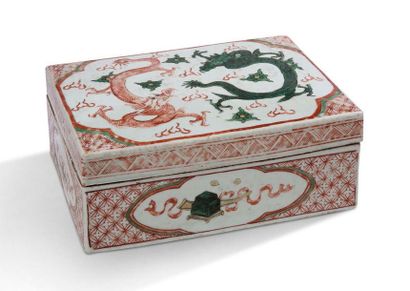 CHINE Rectangular box in porcelain and green family enamels, decorated with two dragons...