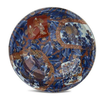 JAPON Large Imari porcelain dish, decorated in blue, coral and gold, with characters,...