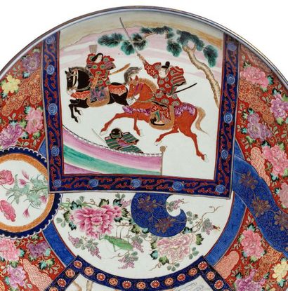 JAPON Large porcelain dish decorated with a juxtaposition of scenes in storerooms,...