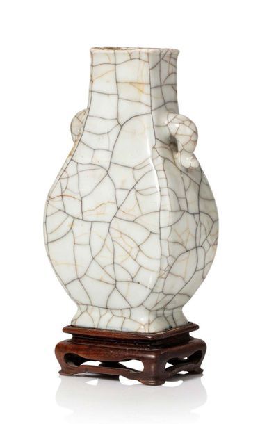 CHINE Petit vase quadrangulaire de type fanghu, en porcelaine à couverte craquelée...