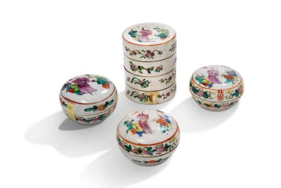 CHINE VERS 1900 Lot de quatre boîtes en porcelaine et émaux de la famille rose, dont...