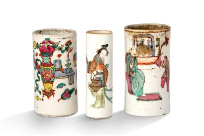 CHINE Lot de trois porte-pinceaux cylindriques en porcelaine et émaux de la famille...
