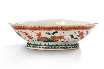 CHINE Flower dish on small foot in porcelain and green and coral enamels, decorated...