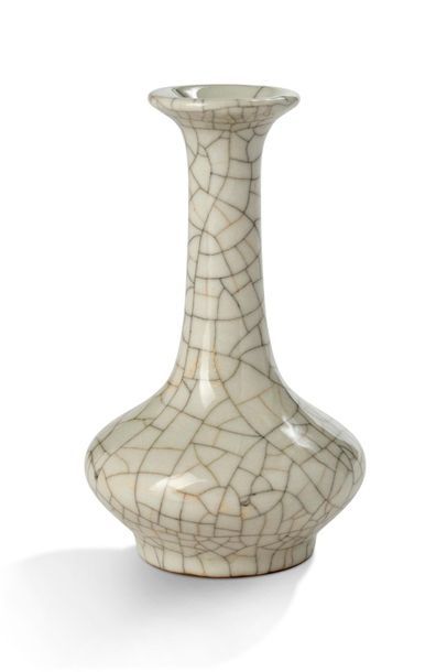 CHINE XXE SIÈCLE Petit vase à long col en céramique craquelé, marque apocryphe Qianlong....