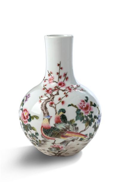 CHINE Small Tianqiuping vase in porcelain of the rose family, decorated with two...