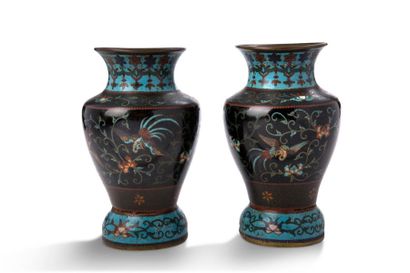 JAPON Paire de vases balustres, en émaux cloisonnés sur cuivre, la panse décorée...