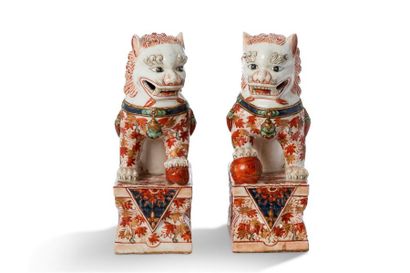 CHINE A pair of Japanese Imari style porcelain Buddhist lions, decorated with floral...