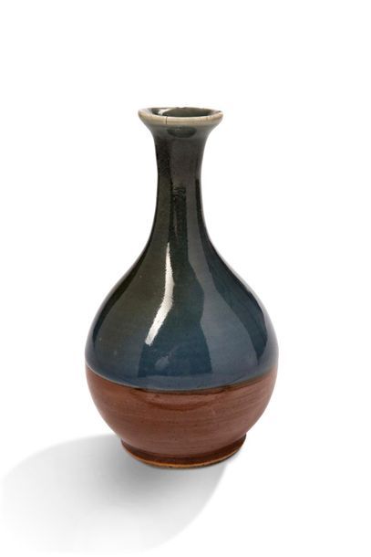 JAPON Set of four ceramics comprising a Raku type bowl in brown shaded glazed stoneware...