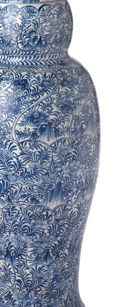 CHINE Large covered baluster vase, with a slightly bulbous neck, in blue-white porcelain...